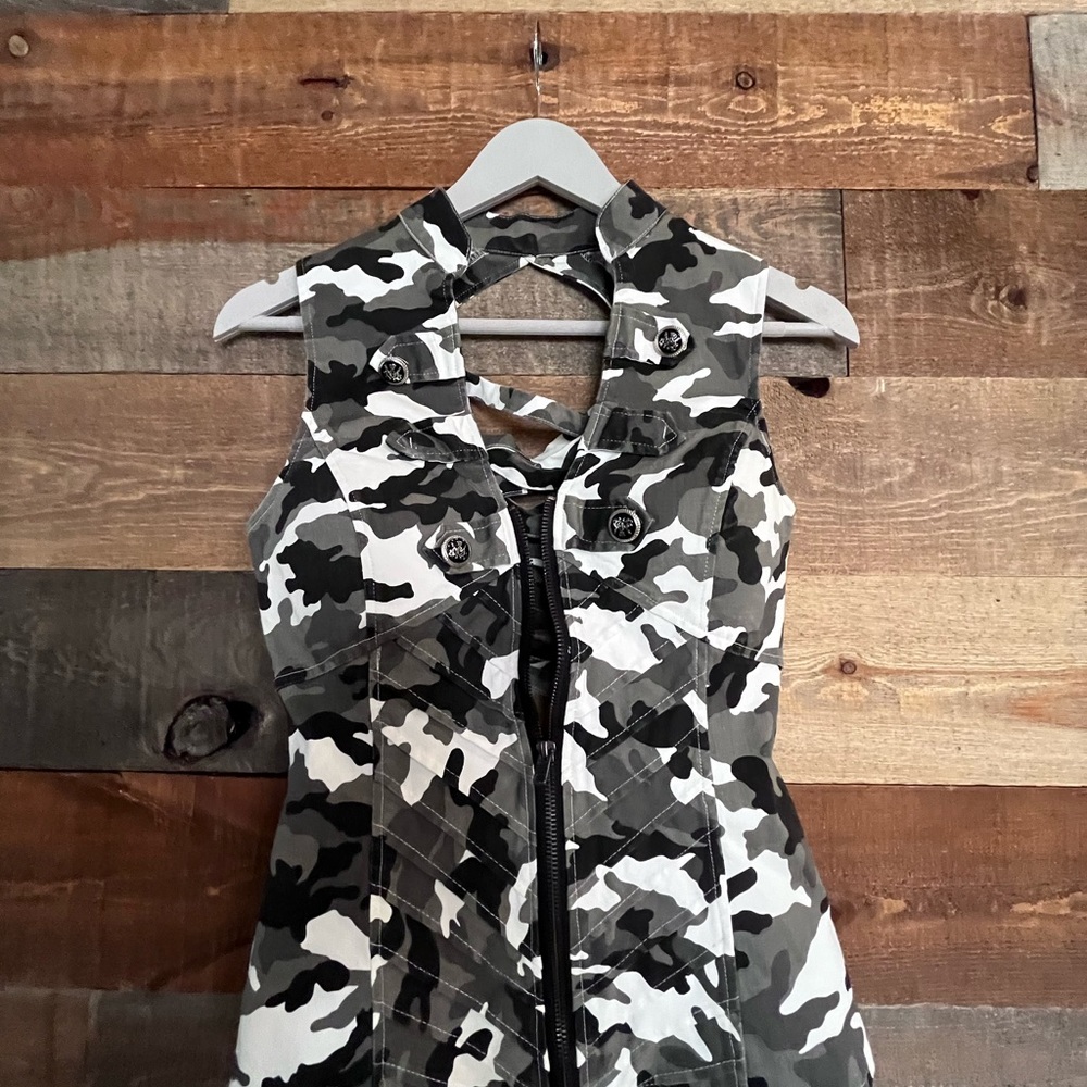 Lydia size L large black and white camouflage print fitted vest.